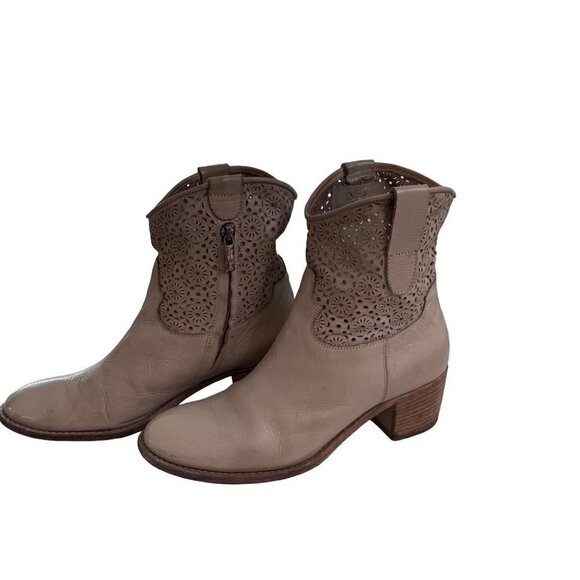 Via Maestra Vintage Womens Boots Size 39 Beige Perforated Leather Made In Italy - Picture 1 of 16